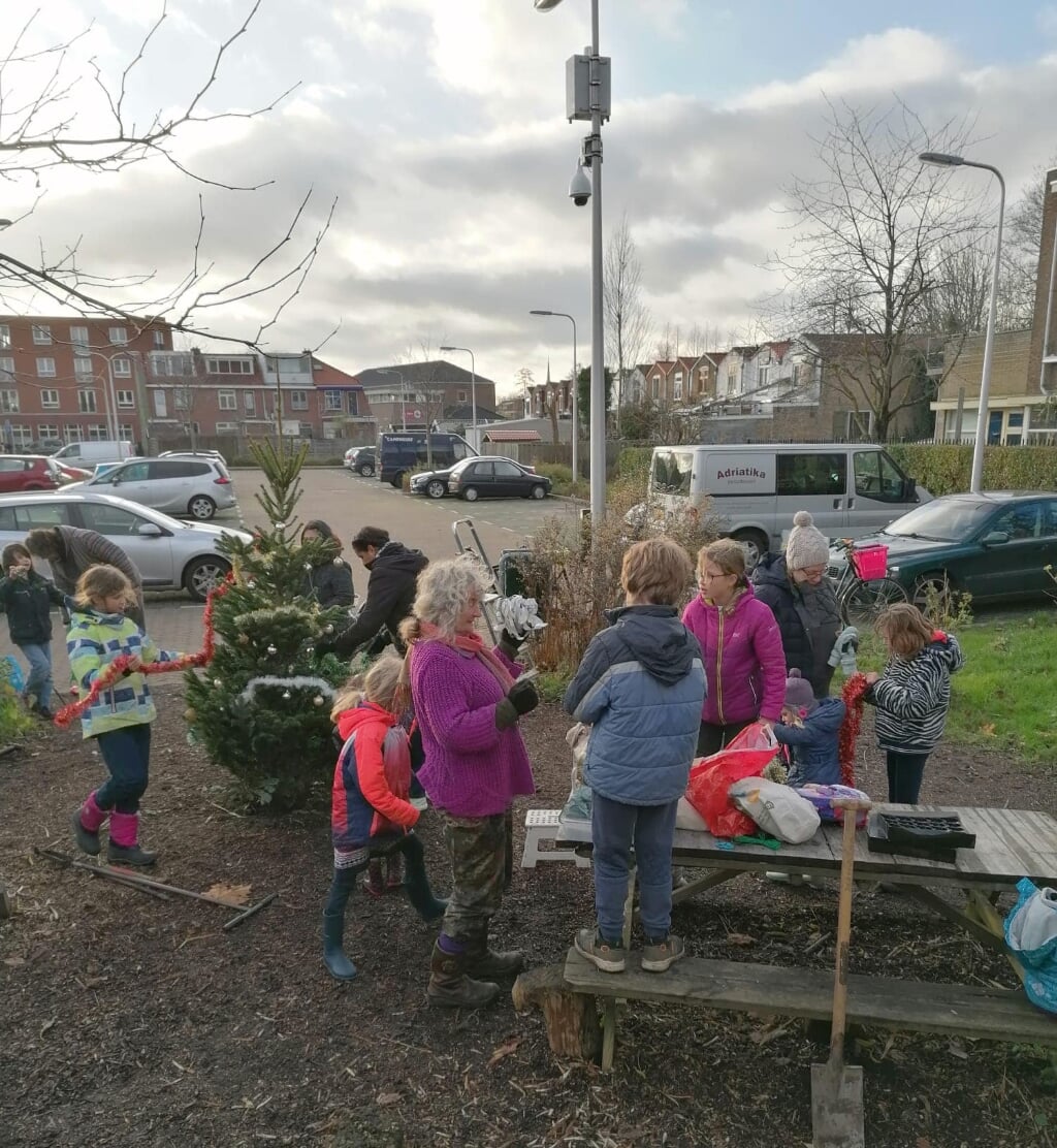 Kinderen helpen met kerstboom versieren 