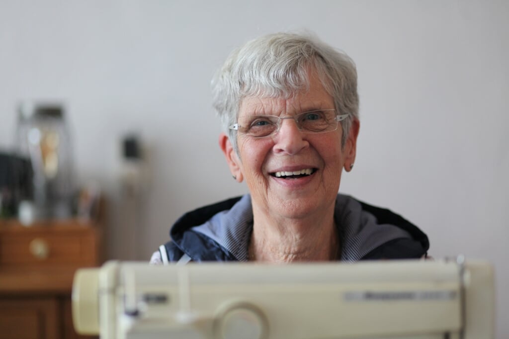Lida van der Klij (71) uit Nieuwegein achter haar oude naaimachine:  “Ik heb er nog steeds plezier van, als ik kleren van de kleinkinderen verstel”. 