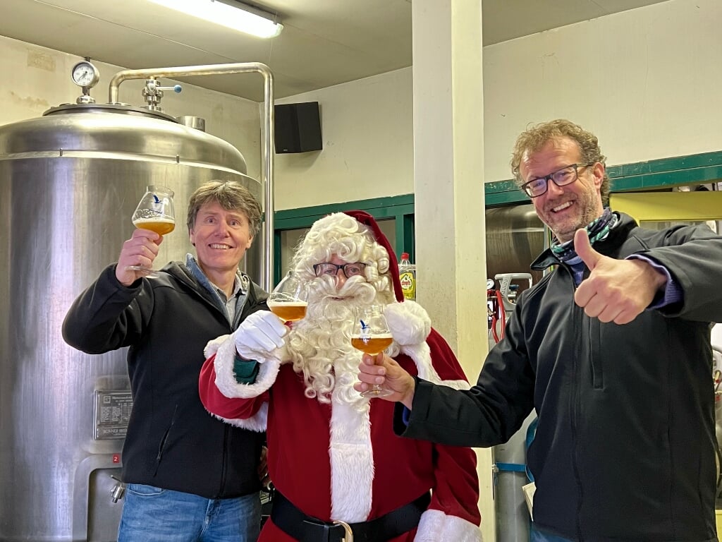 • De bierbrouwers van de Vrijstad-brouwerij, Lars van der Most (l) en Benno Slothouwer werden vereerd met een bezoek van de Kerstman.