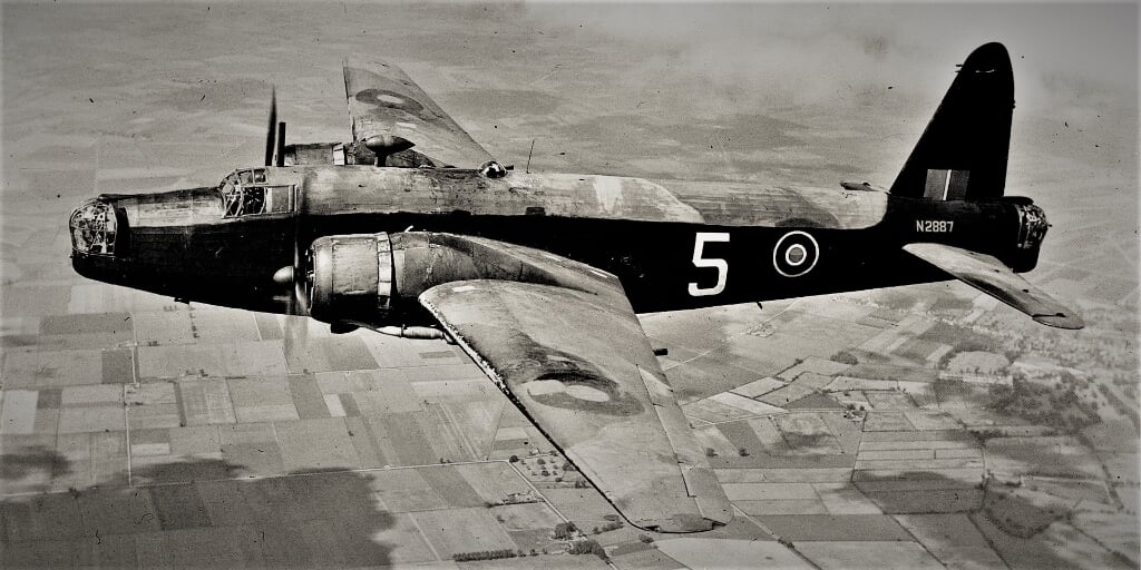 • Het vliegtuig - een Wellington bommenwerper als op deze foto - was op de terugweg, toen het om 02.30 uur werd aangeschoten door een Duitse nachtjager Heinkel He 219.