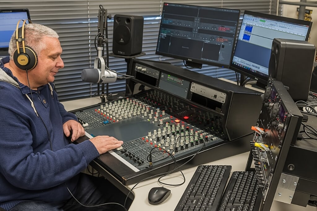 • Radiomaker Jan van Dam in de studio.