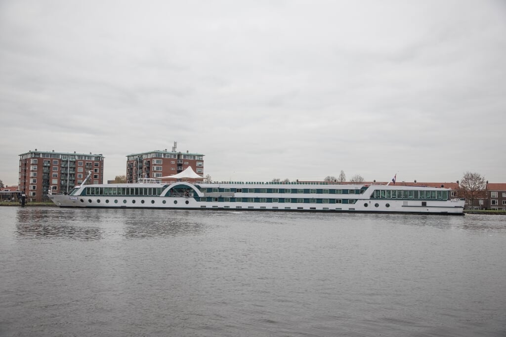 De hotelboot ligt afgemeerd in het Gouwekanaal