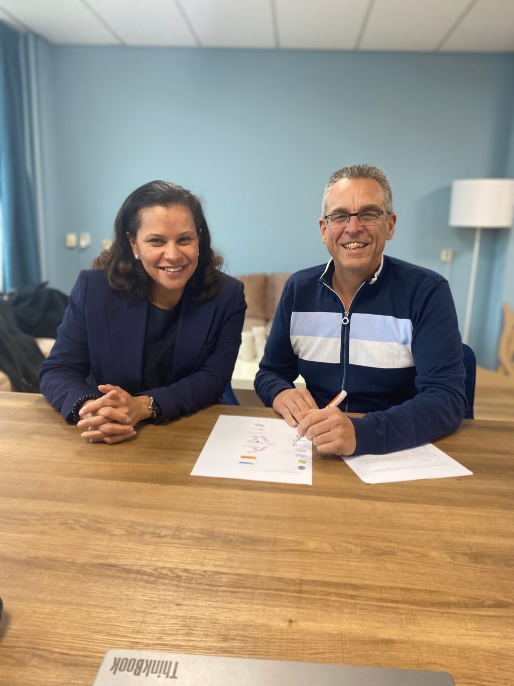 • De ondertekening van de samenwerkingsovereenkomst door Neli Soares, manager WMO/Welzijn bij Internos Thuiszorg.