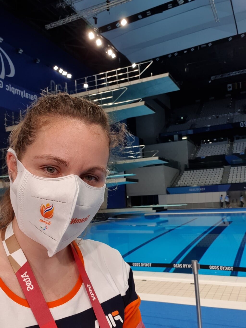 • Marieke de Ruijter bij het zwembad tijdens de Paralympics.