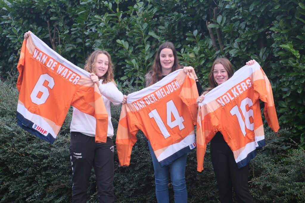 • Trots tonen ze hun oranje-shirts met hun Nederlandse rugnummers. Fien is bij haar eigen club nummer3, Indy nummer 7 en Cheyenne nummer 45.