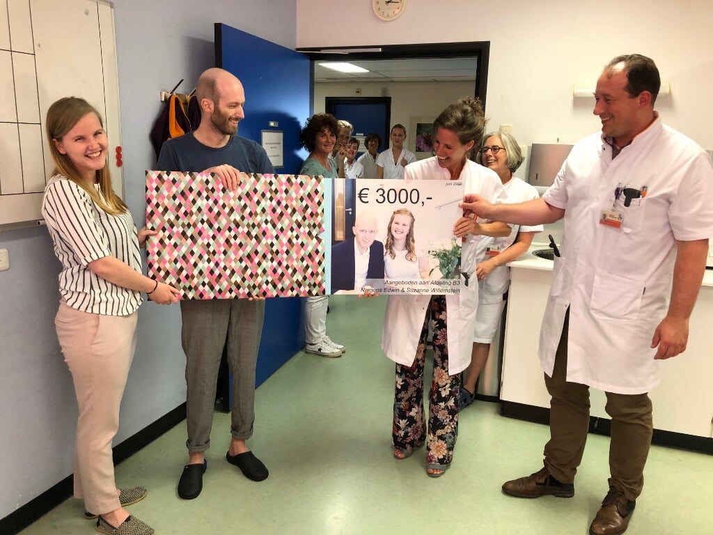 Edwin en Suzanne Willemstein overhandigden in juni 2020 hun huwelijkscadeau aan afdeling B3 en aan de internist-hematologen Eva de Jongh en Peter Westerweel.