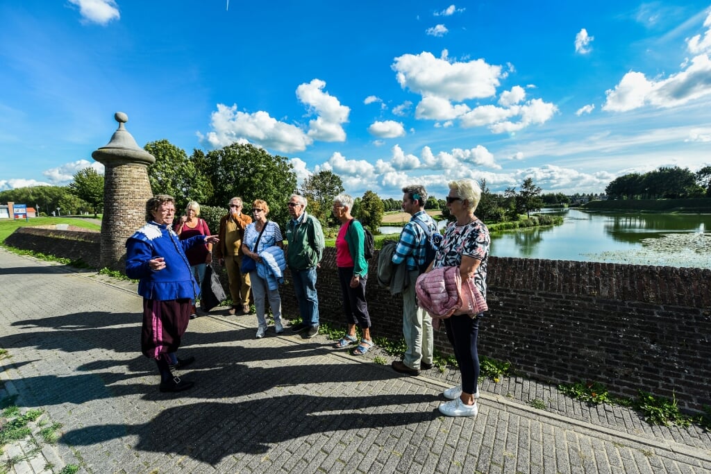 • Een stadsgids met een groepje toeristen in Nieuwpoort.