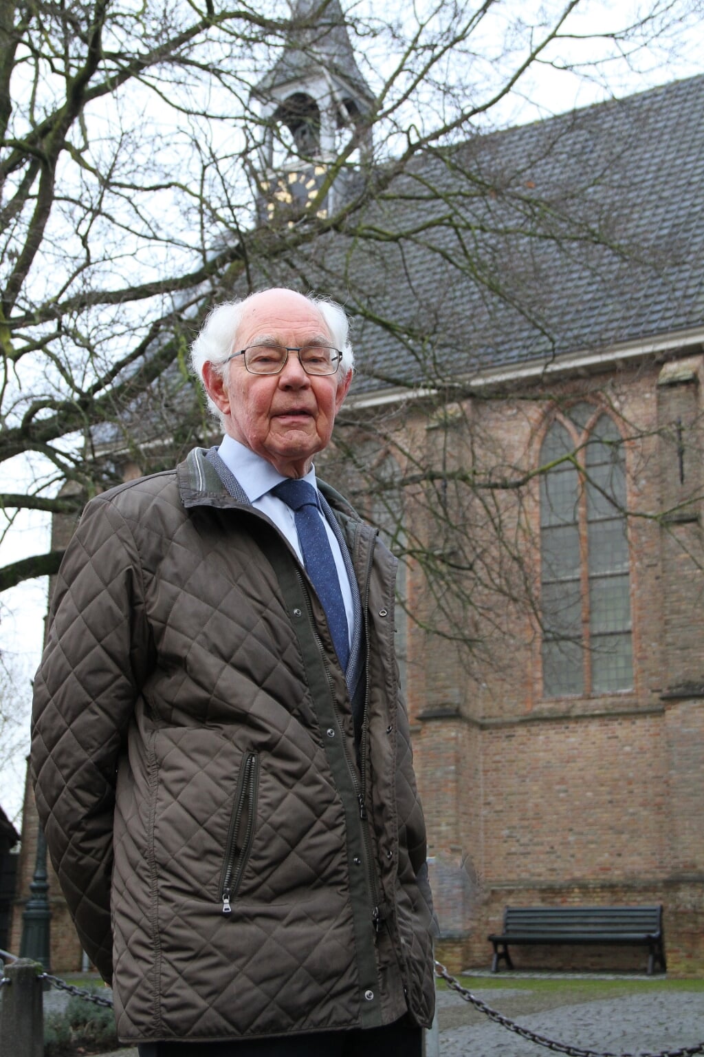 • De auteur bij de kerk in Wijngaarden, waar Izaäk Boot jarenlang preekte.