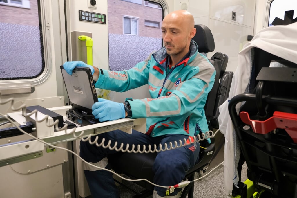 • Zodra in dit geval ambulanceverpleegkundige Edgar op zijn laptop aan een nieuwe overdracht begint, is deze vanaf de SEH in Dordrecht meteen te volgen.