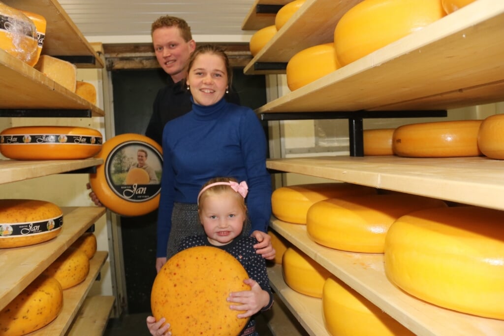 • Jan en Erica van den Bergh met hun dochtertje.
