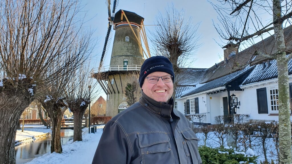 • Marc Molenaar in een besneeuwd landschap voor molen Den Arend.