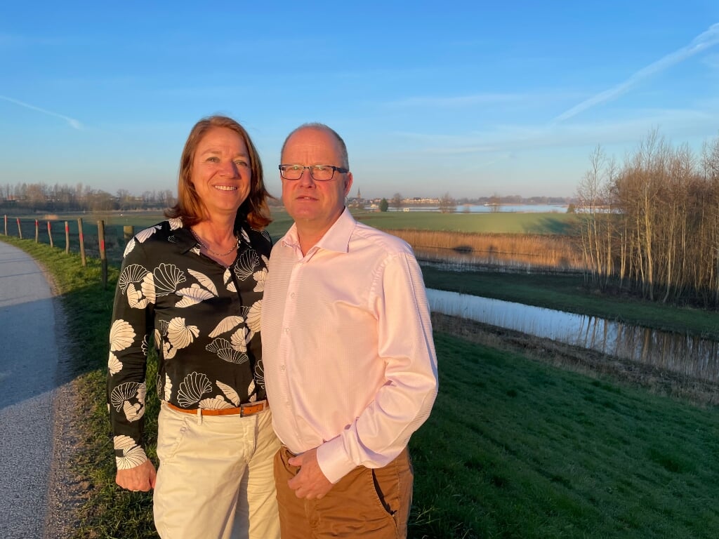 • Jaap en Inge Boersma genieten van de nabijheid van de rivier.