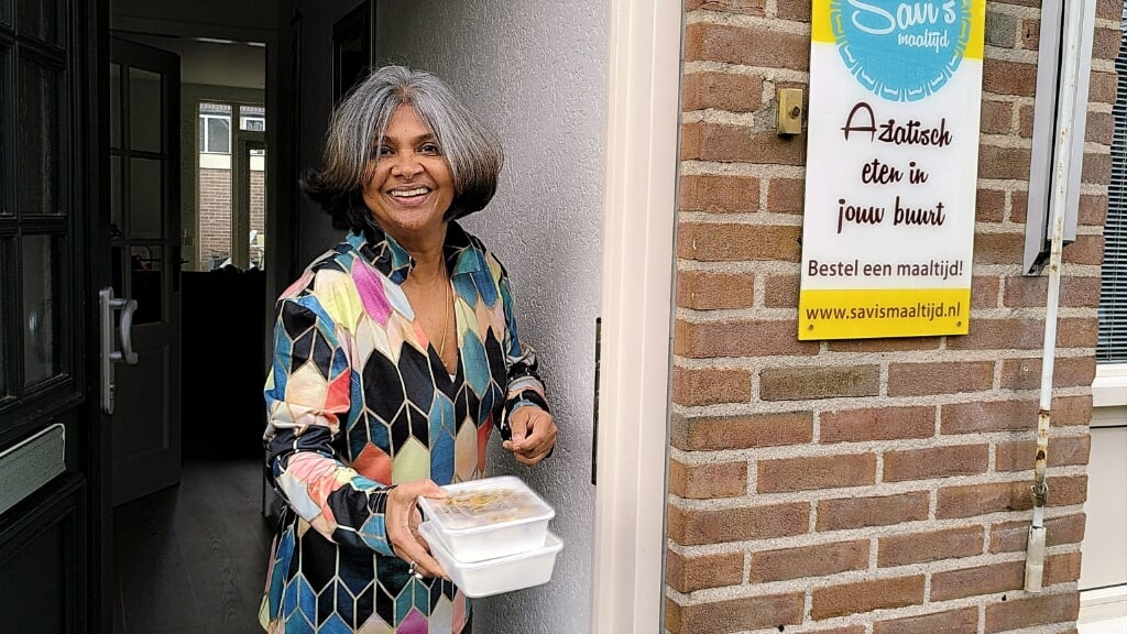 • Savithri Kotelawala in de voordeur van haar woning in Everdingen.  