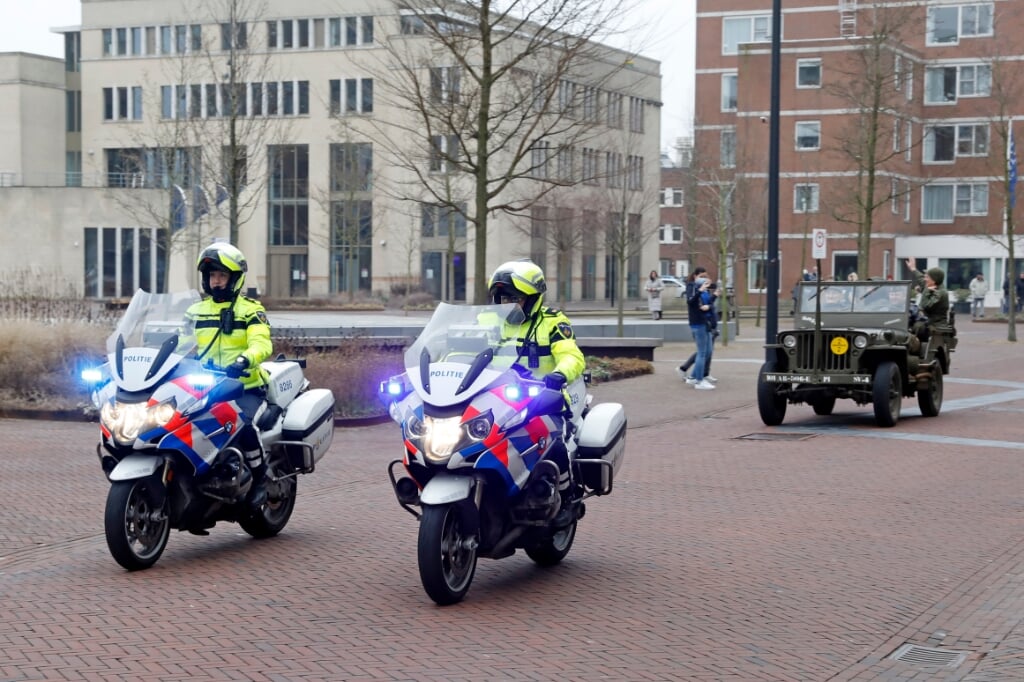 • Piet Bek in de jeep en met politie-escorte.