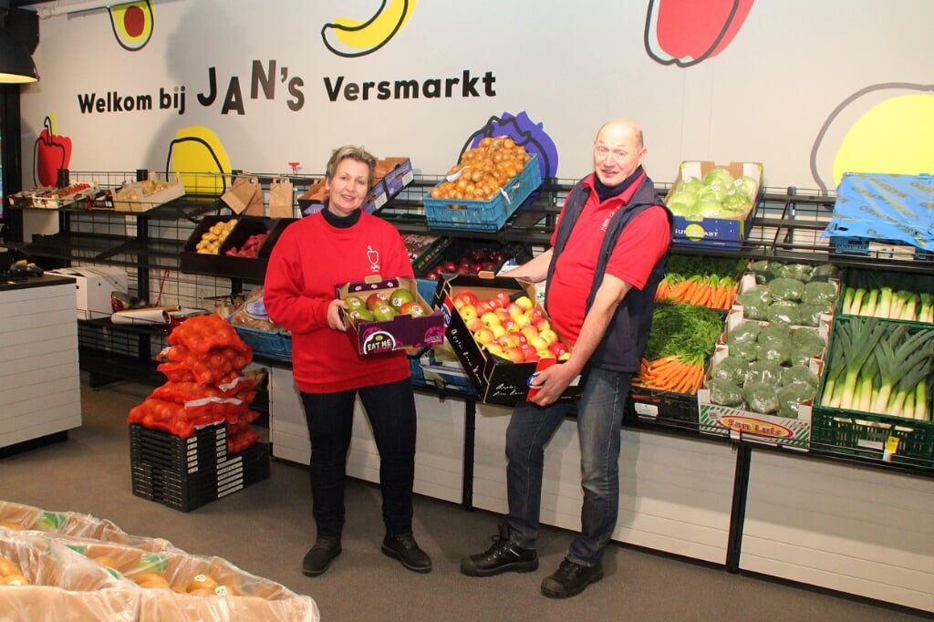 • Sjanie Giezen en Jan van der Rhee in Jan's Versmarkt in Papendrecht.