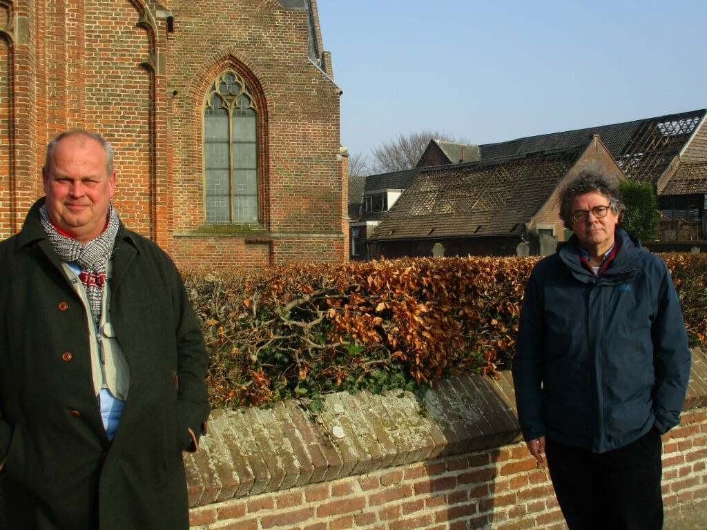 • Theo Witjes (l) en Hans Renes bij het al half gesloopte schuurgedeelte van de Voorstraatpanden.