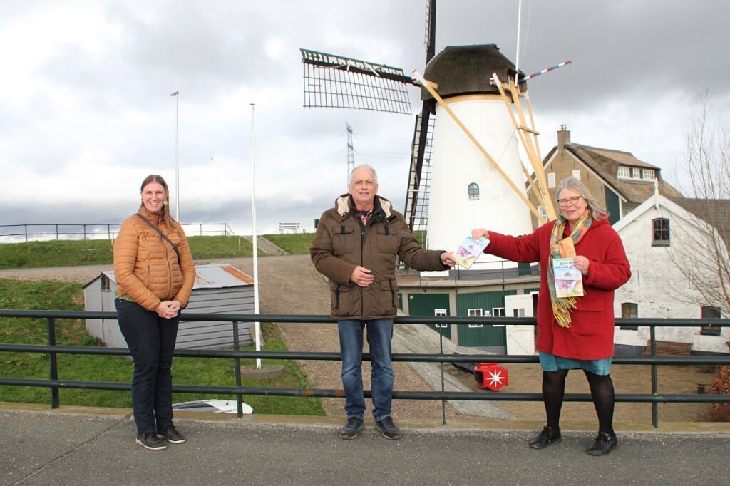 • Janny den Besten (rechts) overhandigt het boek aan Gé Zandvliet. Links staat Anja den Hartog.