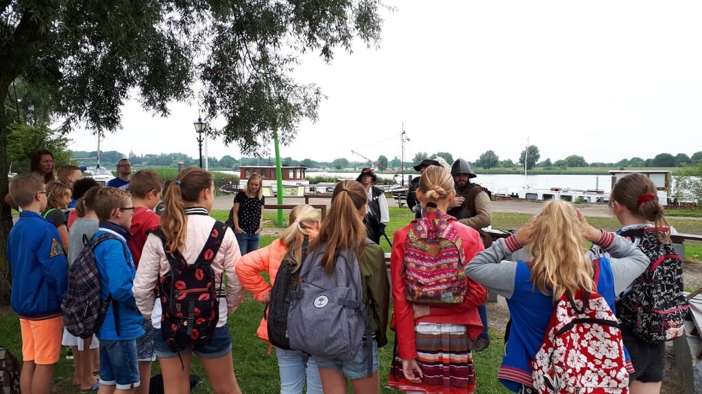 • Leerlingen in Nieuwpoort, nabij de vestingwal aan de Lek.