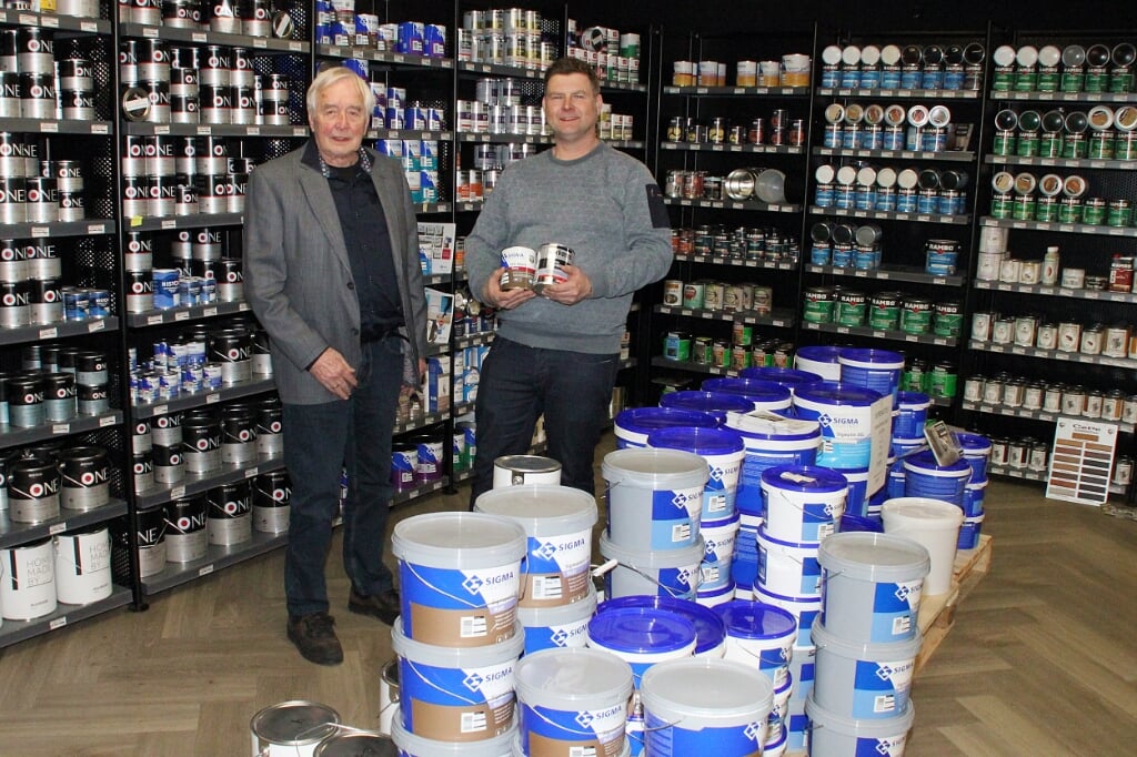 • Wout en Eddy Verzijl in de winkel in Nieuw-Lekkerland.