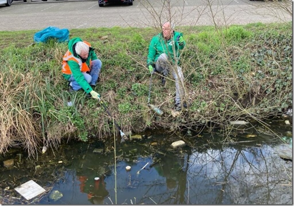 • Vrijwilligers in actie tijdens de schoonmaak.
