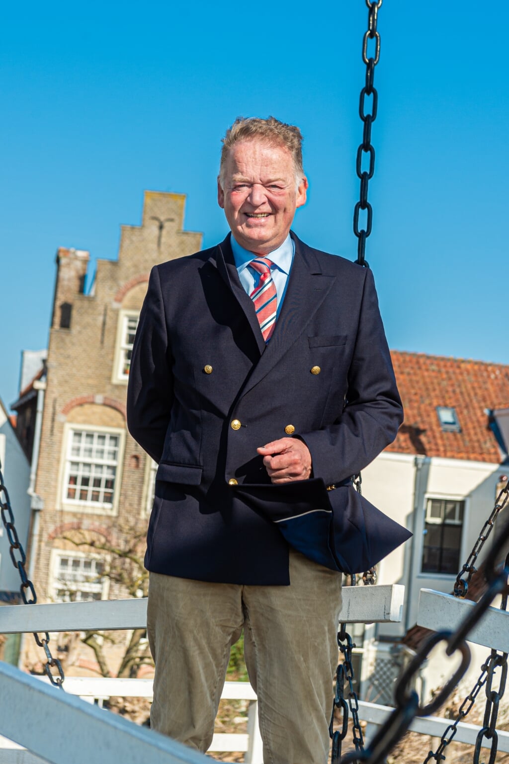 • Burgemeester Roel Cazemier in een zonnig maar winderig Schoonhoven.