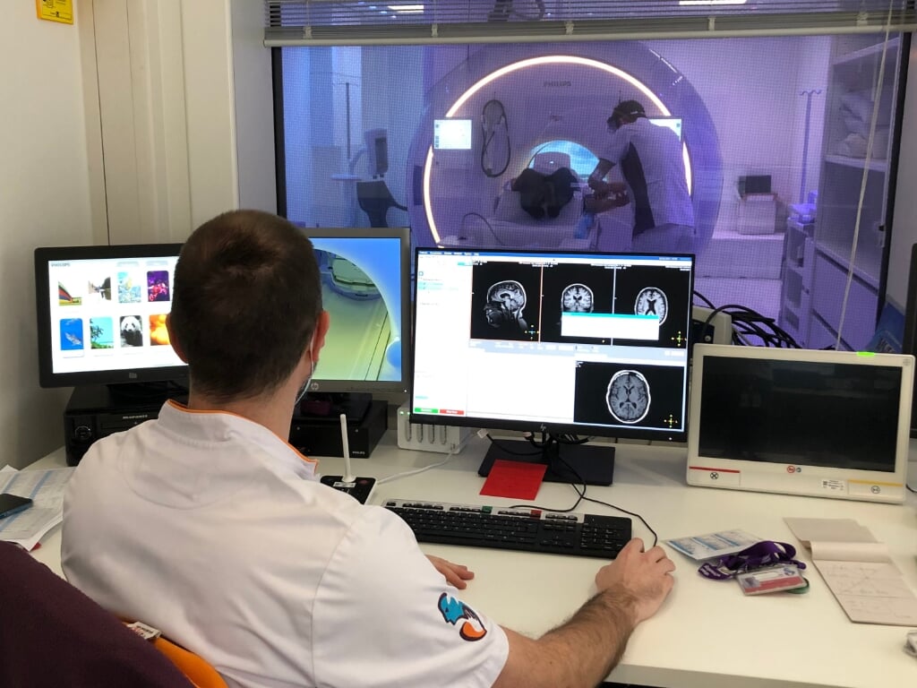 • De bedieningsruimte van de nieuwe MRI-scanner.