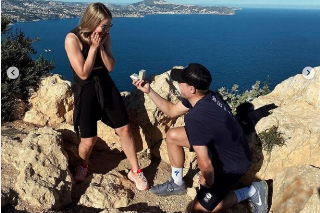 • Fabio Jakobsen vraagt zijn vriendin ten huwelijk.