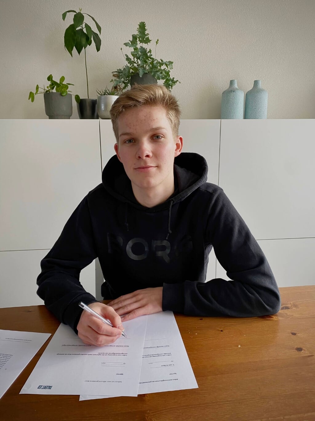 • Stijn van de Bunt is met het tekenen van zijn contract bij TalentNED klaar voor de volgende stap.