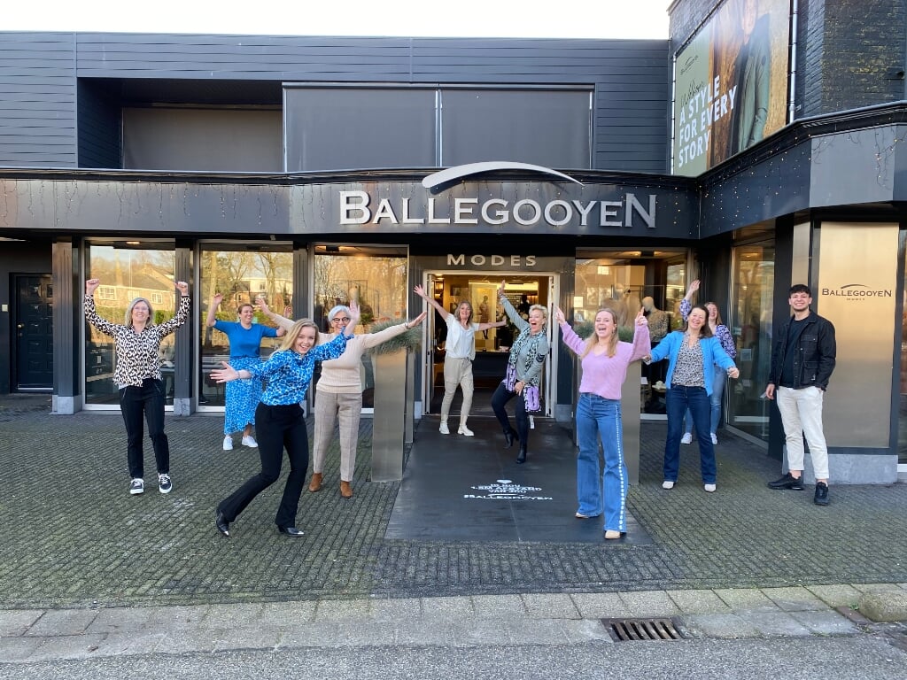 • De medewerkers van Ballegooyen Modes in Dussen ontvangt gasten weer met open armen.