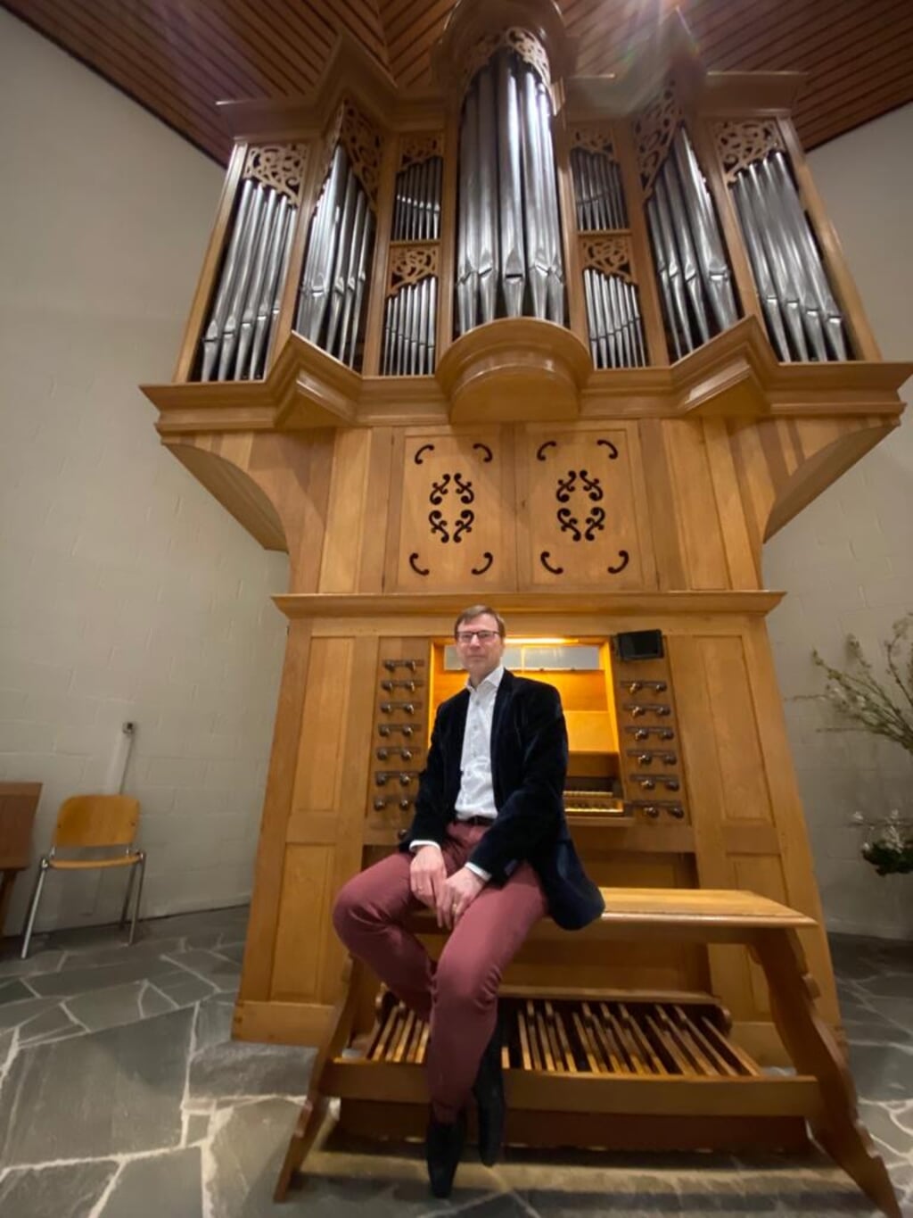 • André de Jager bij het orgel in de Bethlehemkerk.