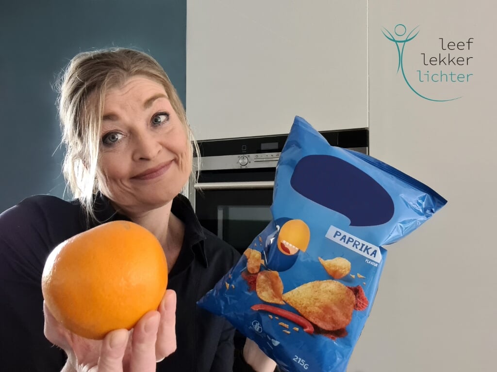 • Anita helpt bij de keus tussen chips en een sinaasappel.