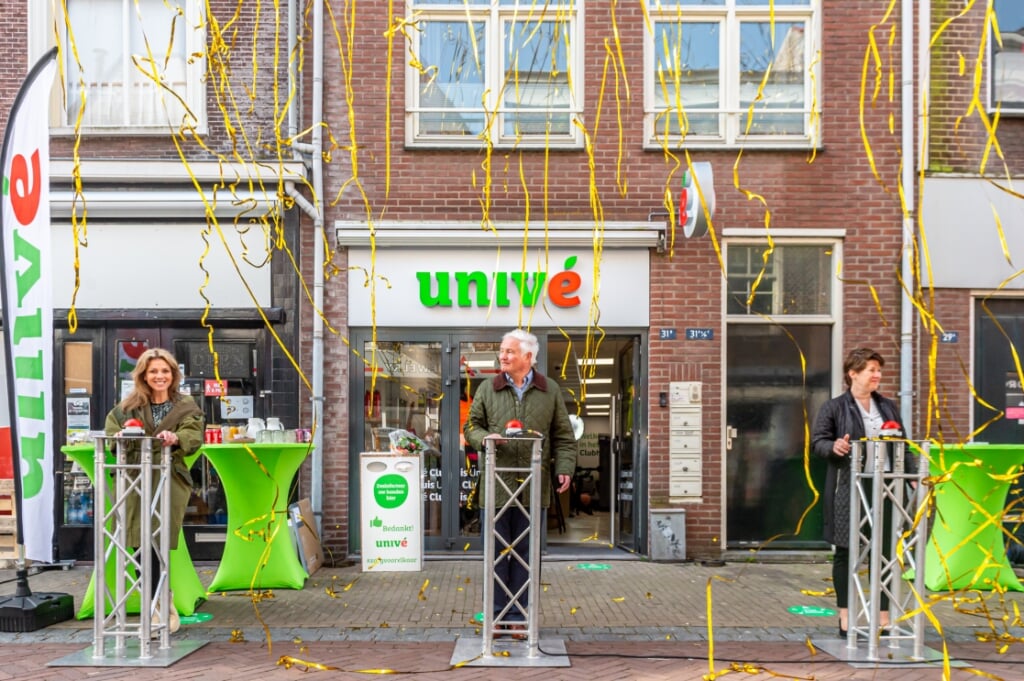• De feestelijke opening met v.l.n.r.: Leontien van Moorsel, Bob Hansen namens Uniivé en wethouder Lavinja Sleeuwenhoek.