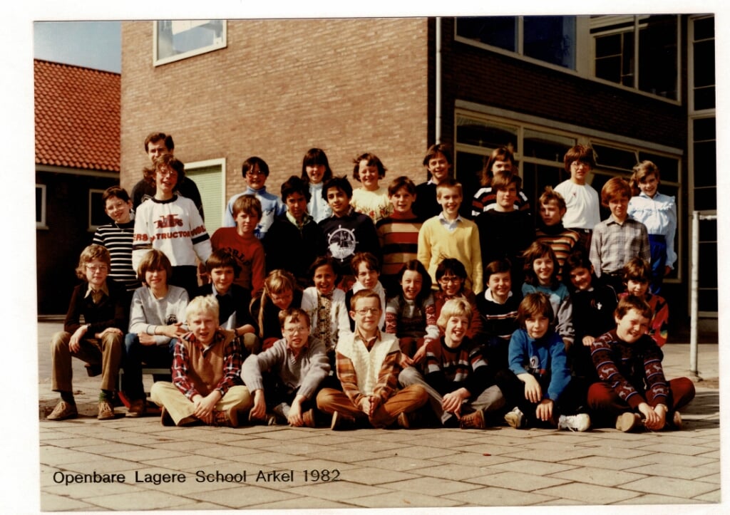 • Hafid (midden, trui met anker) in zijn Arkelse klas. Rechts van hem Richard Ooms. Foto uit 1982.
