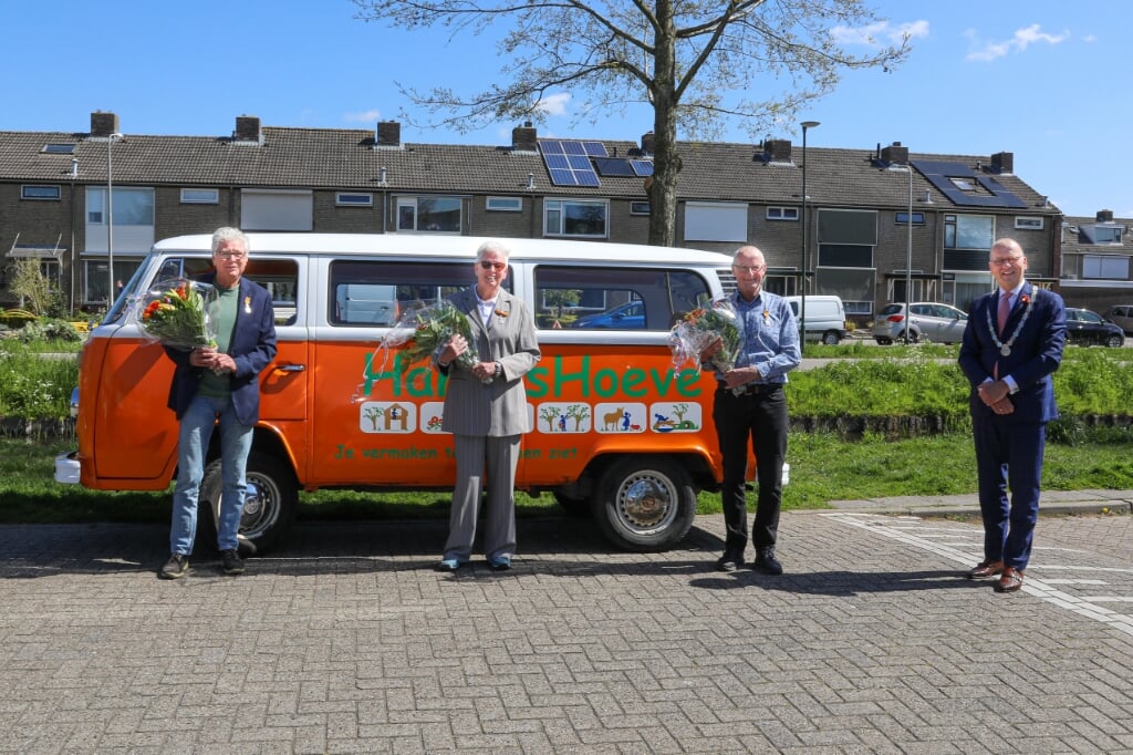 •  V.l.n.r. Ben Klieverik, Koos Beentjes, Kees Timmerman en burgemeester Theo Segers.