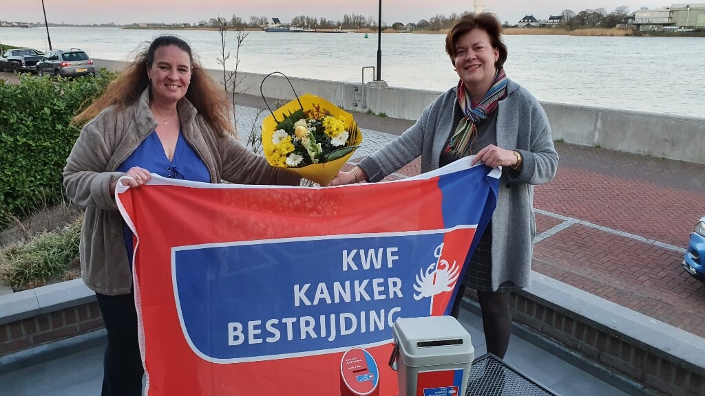 • Hetty van den Eijk (links) en Hanny de Jong: met liefde actief voor KWF.