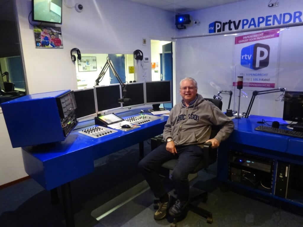 • Hans Hulswit in de studio van RTV Papendrecht
