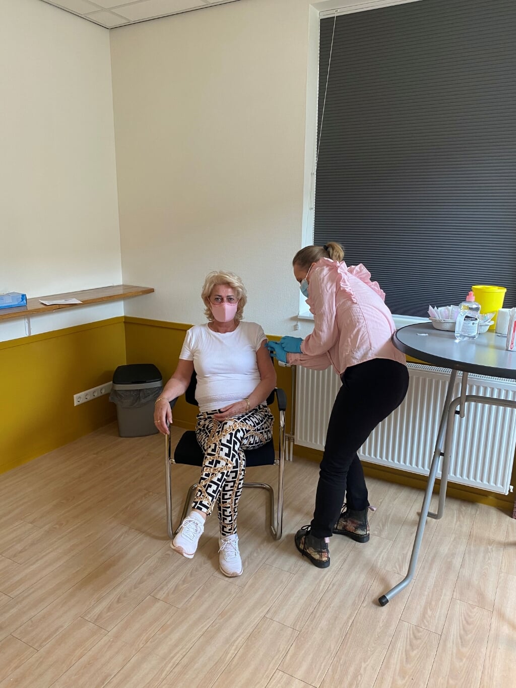 • Huisarts Roozemond-de Zeeuw vaccineert een patiënt.