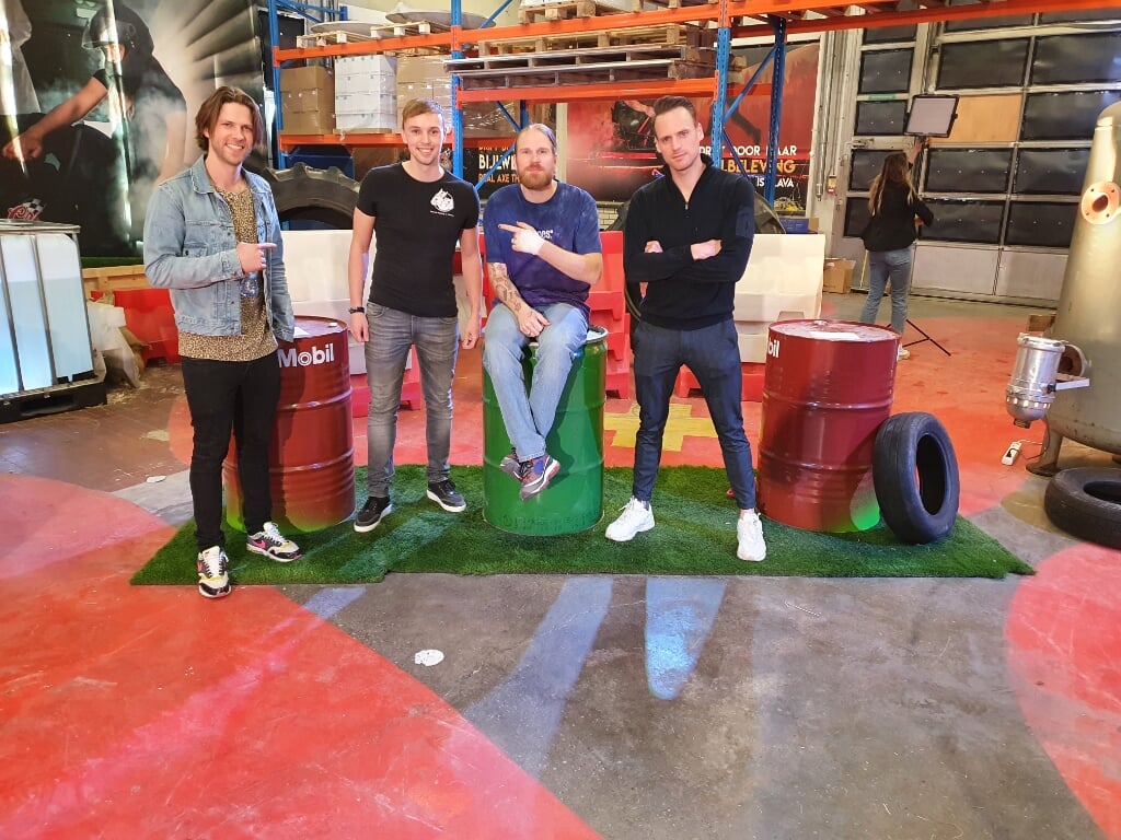 • De presentatoren van Stuk TV met Jorn Vrijman namens de Kleinvee Fokkerij.