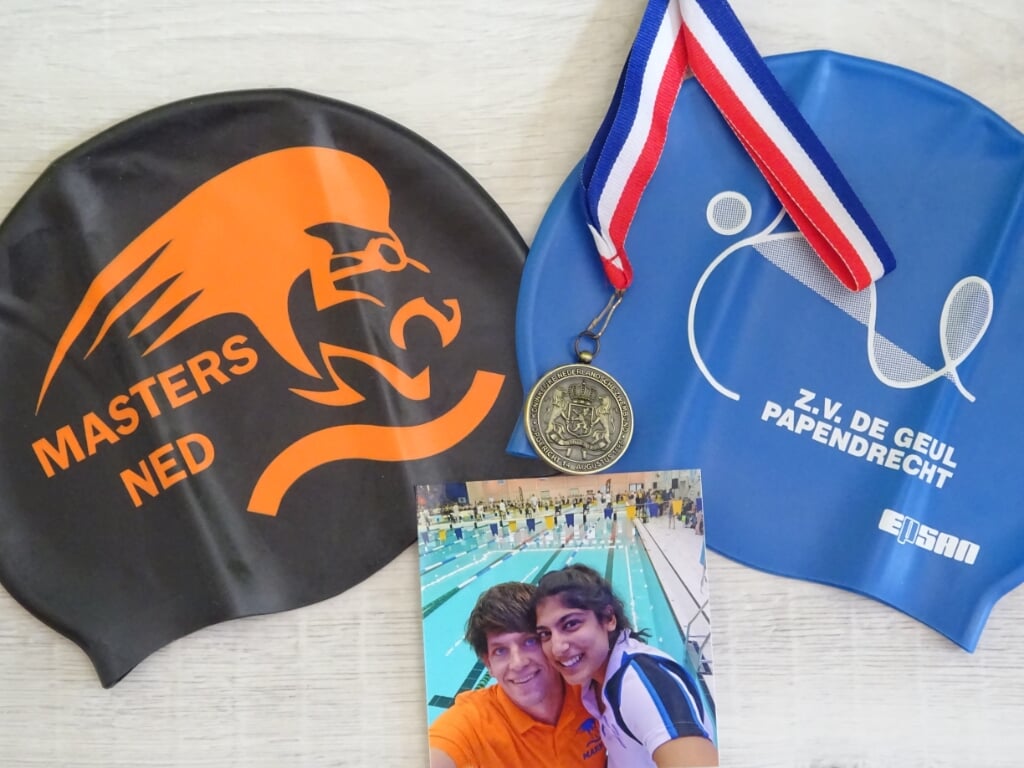 • Een foto van Nanda van Heteren en haar medaille.