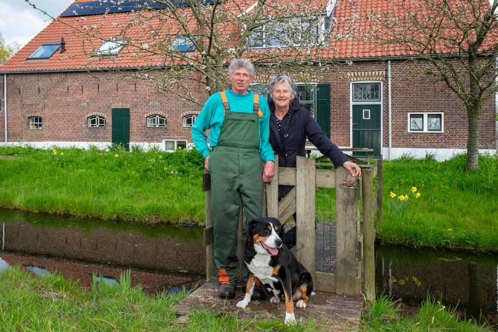 • Dick Wiltenburg en Tineke de Keijzer voor hun woonboerderij.