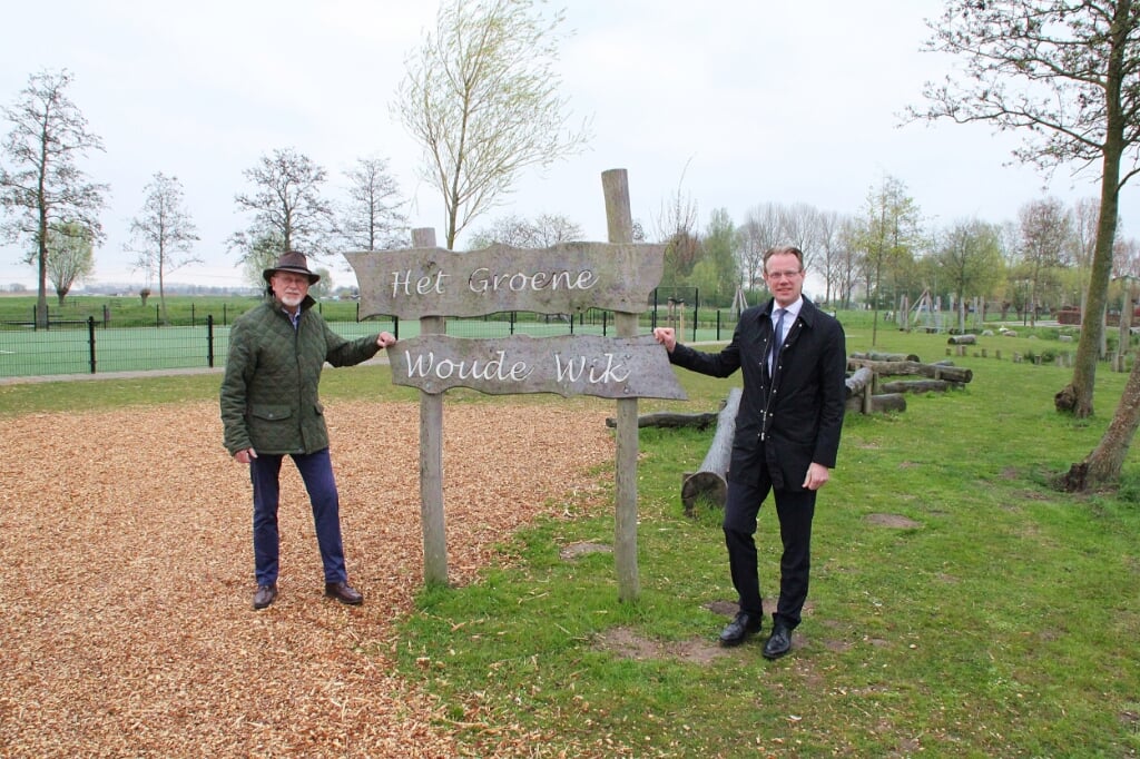 • Wim van der Hoeven (links) en Peter Verheij bij natuurspeeltuin Het Groene Woude Wik.