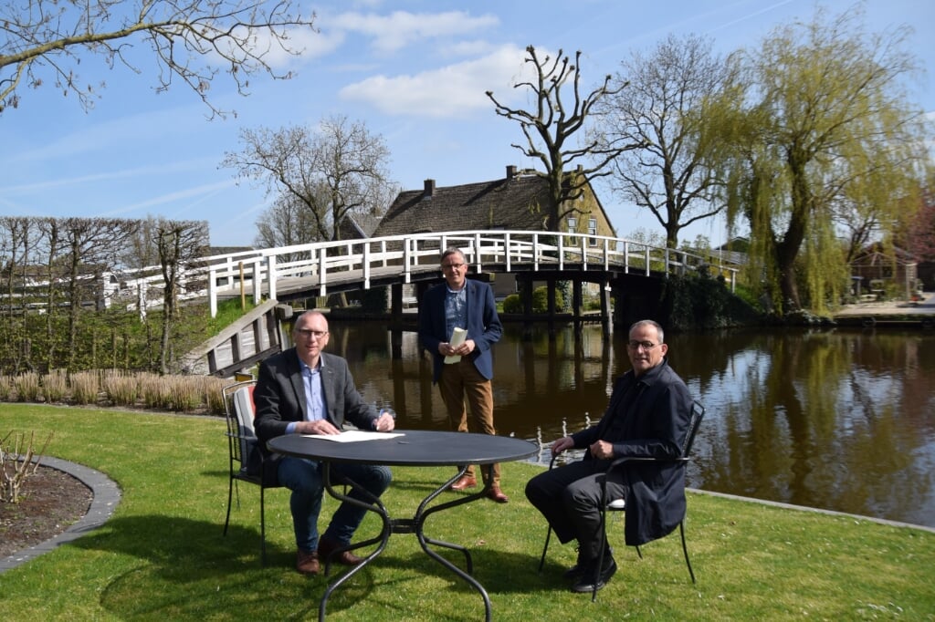 • Met het ondertekenen van het contract werd Wout de Jong eigenaar van de Pinkeveerse brug.