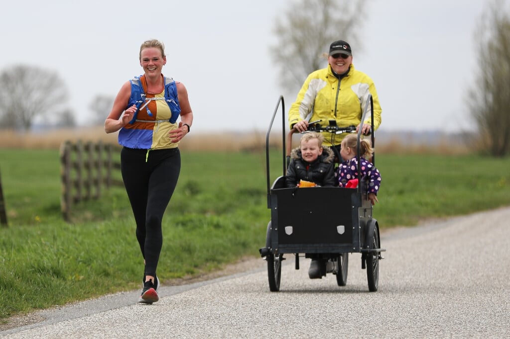• Rianne Spoor bezig aan haar marathon.