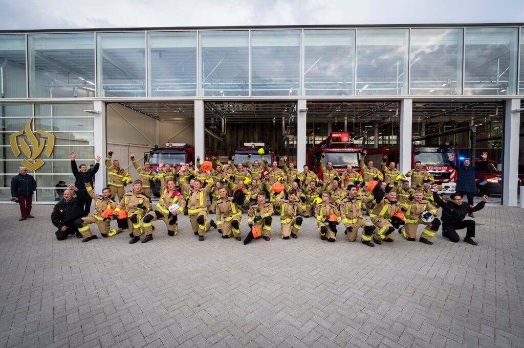• De brandweermensen bij de nieuwe kazerne.