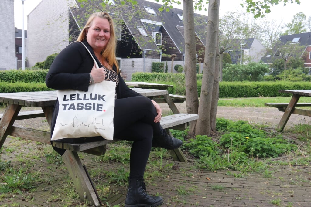 • Jacqueline Wolthuis met haar 'Lelluk Tassie'. 