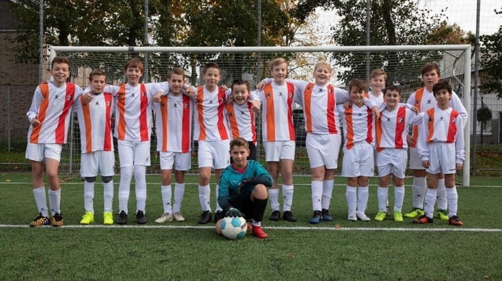 • Het huidige combinatie-elftal JO13-2 van Alblasserdam en De Zwerver.