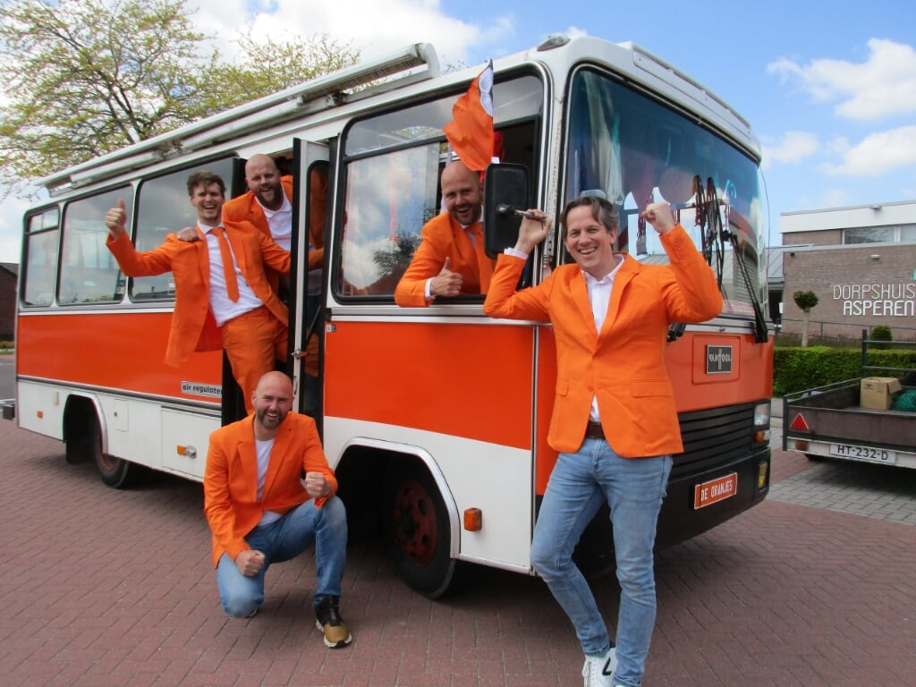 • ‘De Oranjes’ bij de versierde artiestenbus, waarmee de clip voor de EK hit werd opgenomen.