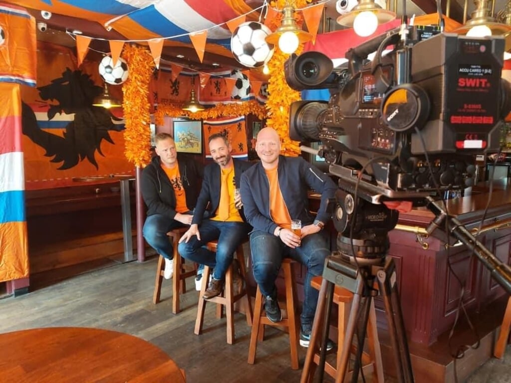 • Niels van Zwienen, Chaïm Uvero en Stefan Boom voor de camera van Hart van Nederland.
