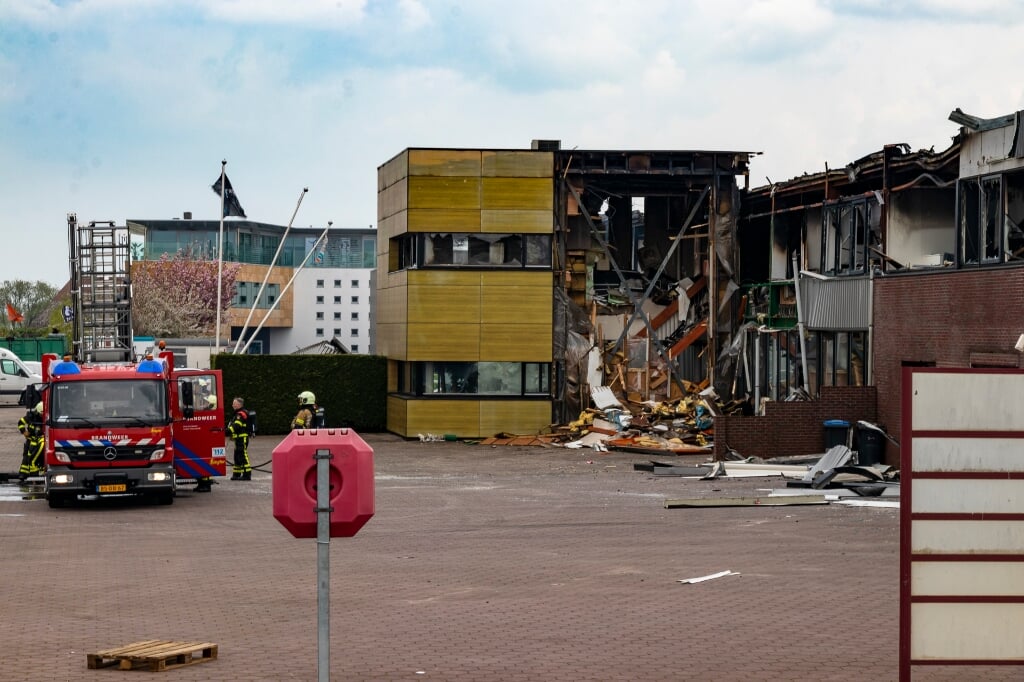 • Een dag na de brand is de ravage bij Hoogendoorn goed te zien.