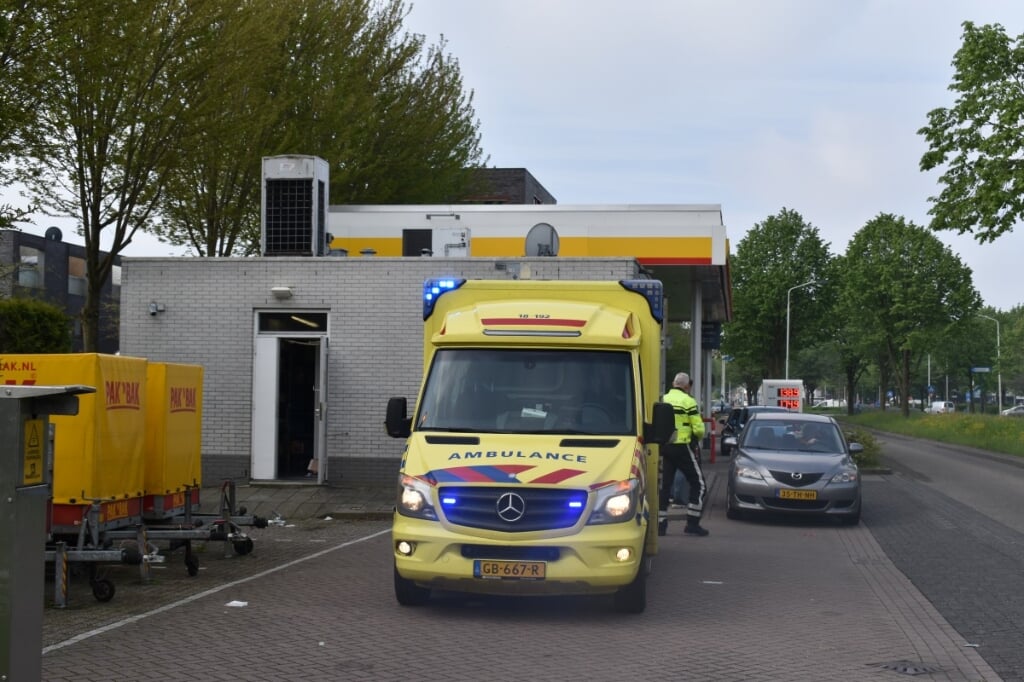 • Bij het tankstation aan de Veerweg arriveerde een ambulance.